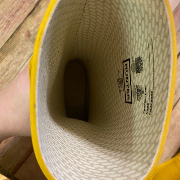 Hunter Boys/Girls Youth Classic Tall Yellow Boots | Sizes 3(Boy) 4(Girl) - Picture 9 of 14